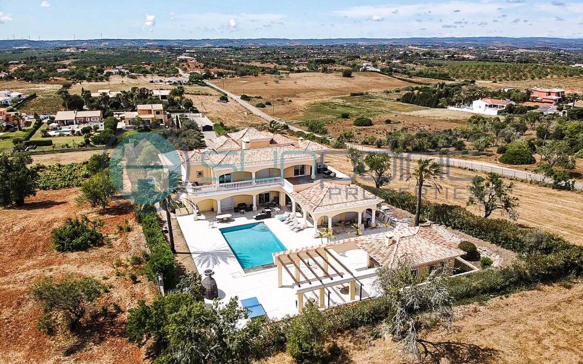 Fantastique villa de luxe avec 8 chambres, piscine, cave à vin, salle de sport, salle de cinéma et vue sur la campagne