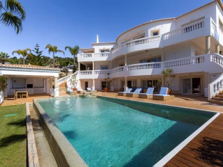 Luxury 4-bedroom House in Budens with Sea Views