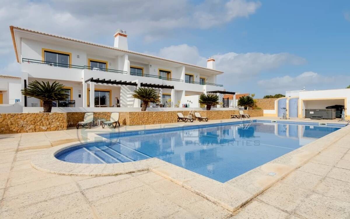Charming 3-bedroom duplex townhouse in private condominium, swimming pool and parking