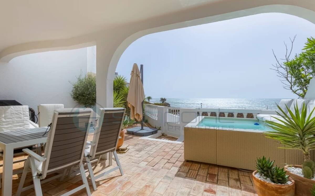 Exklusives Apartment am Strand in Praia da Luz zu verkaufen - Privater Pool/Jacuzzi &amp; direkter Strandzugang!