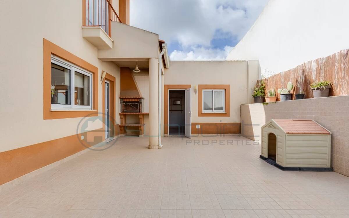 4 bedroom Semi-detached villa with garage in Espiche