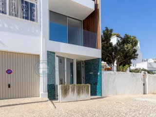 Modern 2-Bedroom Triplex House in Praia da Luz