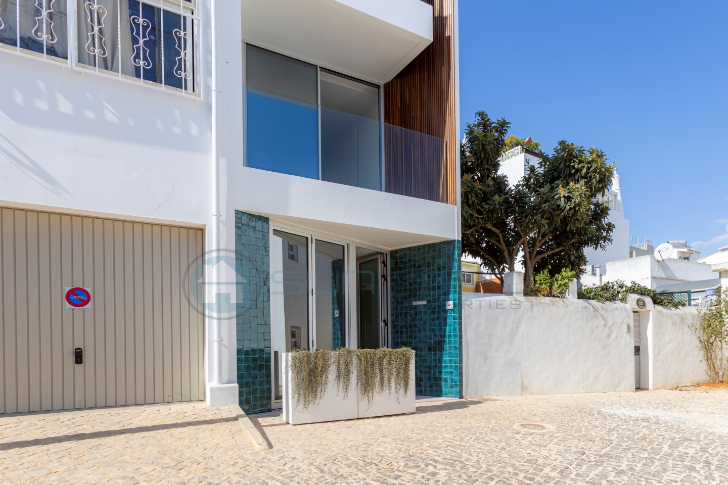 Modern 2-Bedroom Triplex House in Praia da Luz