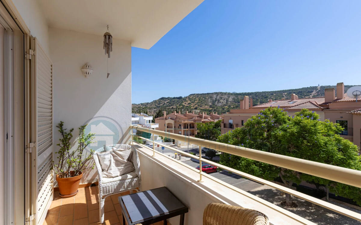 Top-Floor 3-Bedroom Apartment a Short Walk to Luz Beach