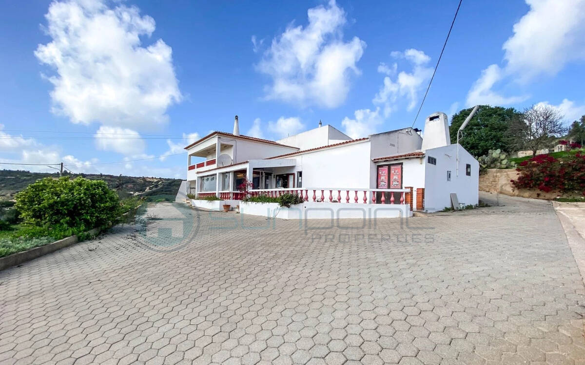 Geschäftsmöglichkeit mit Wohnung und einem Restaurant nur wenige Gehminuten vom Strand Cabanas Velhas, Burgau, entfernt