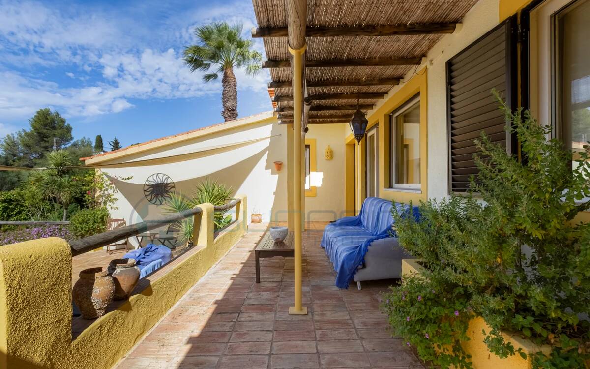 Moradia T3 + 2 com Estilo Rústico Modernizada com jardim paradisíaco.