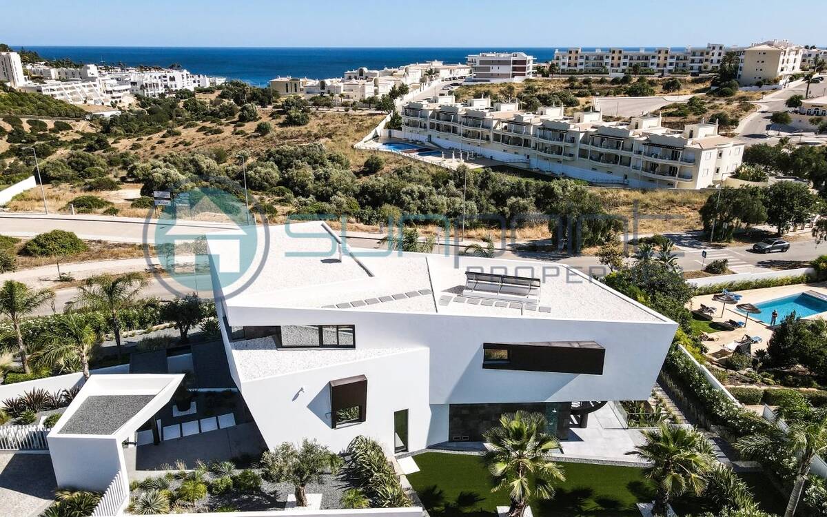 Dream, Modern Villa With 4 Bedrooms, 4 Bathrooms, Heated Pool, Overlooking The Sea, In A Prestigious Location.