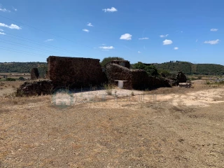 Terreno Misto with Ruin and Country Views in Lagos