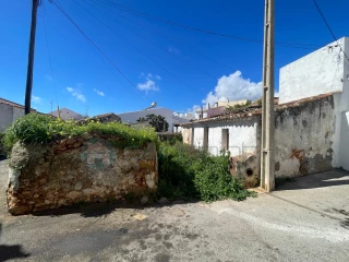 Moradia T0 com Potencial no Coração de Espiche