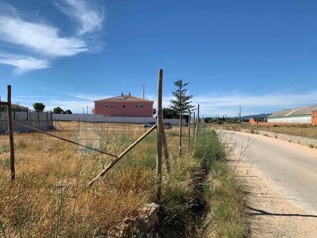 Terrain Urbain avec projet commercial près de Lagos