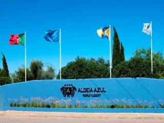 Resort Comercial em Lagos com 29 Casas e Piscina