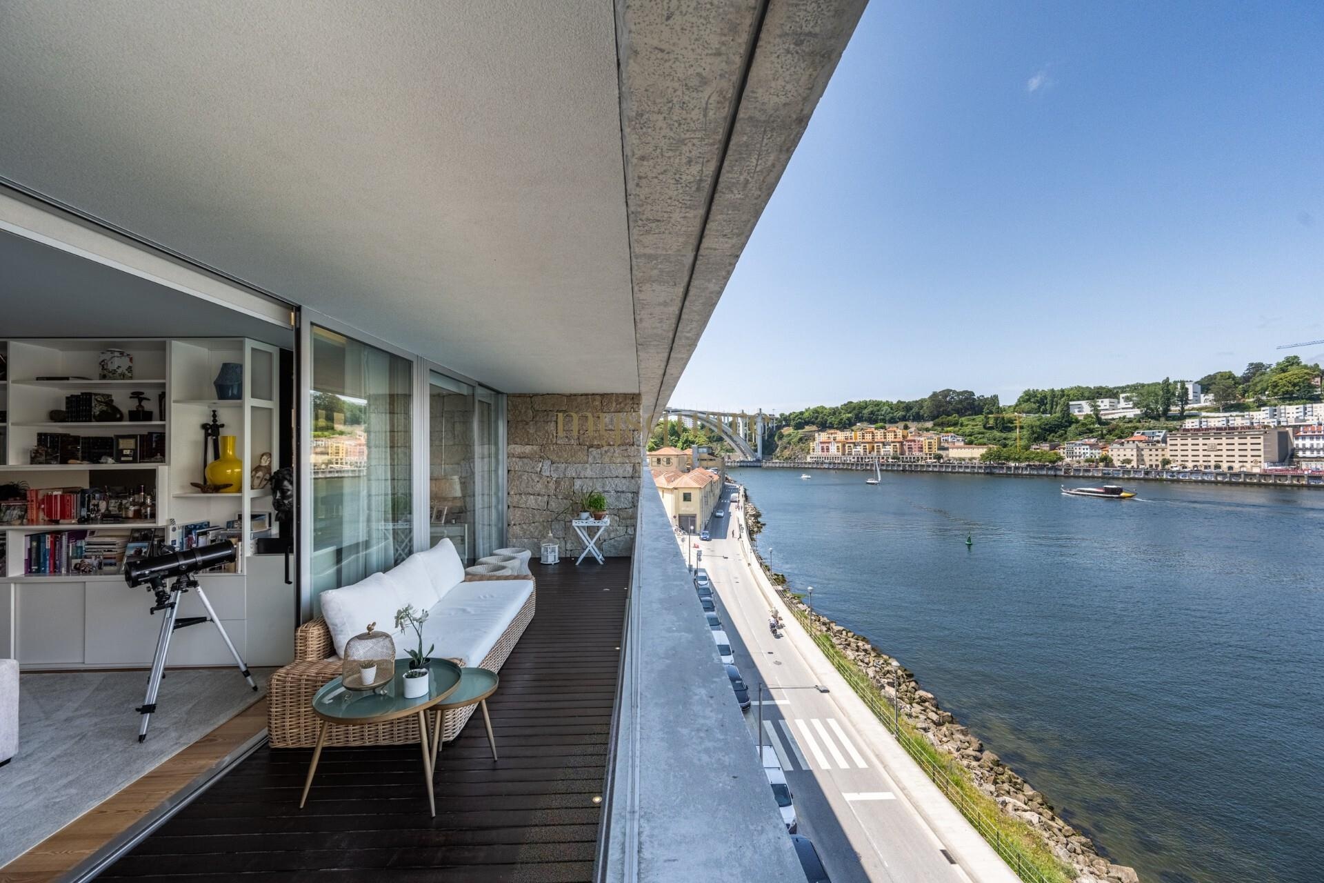 3 BEDROOM APARTMENT WITH VIEWS OF THE DOURO RIVER, TWO SUITES AND CLOSED GARAGE FOR 2 VEHICLES - V.N
