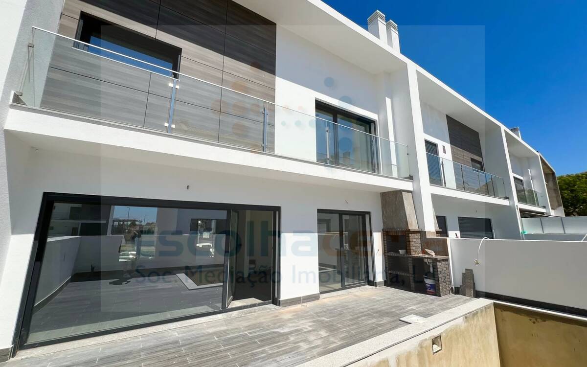 Casa nueva de 4 dormitorios en Alcochete con piscina.