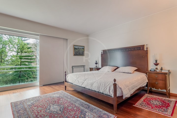 Moradia T6 Triplex com Jardim de 1400m2 no Porto