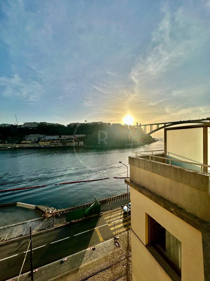 Apartamento T3 Duplex na 1ª linha de Rio em Porto