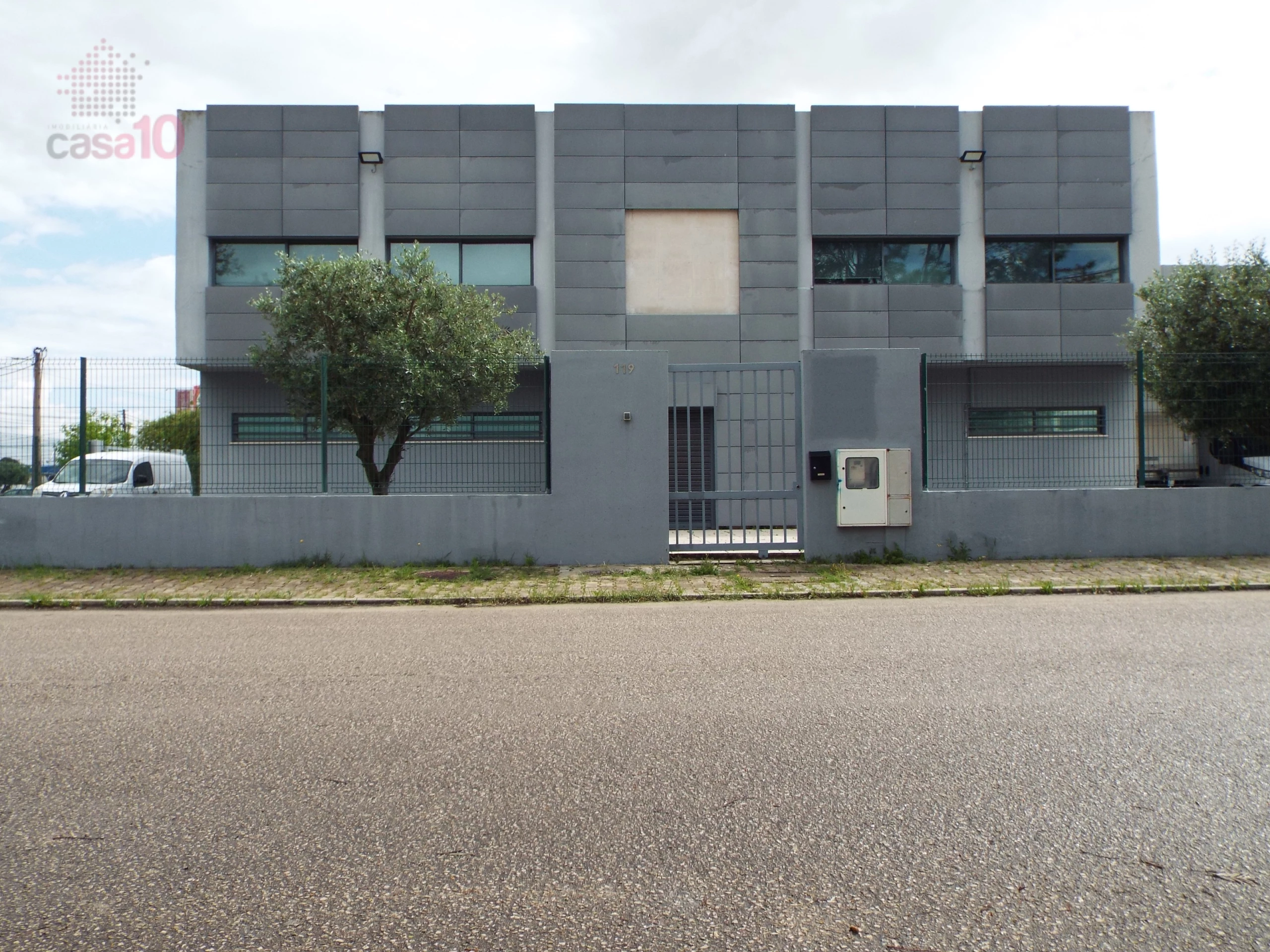 WAREHOUSE FOR SALE IN PINHAL NOVO WITH EXCELLENT LOCATION, NEAR THE NEW LISBON AIRPORT