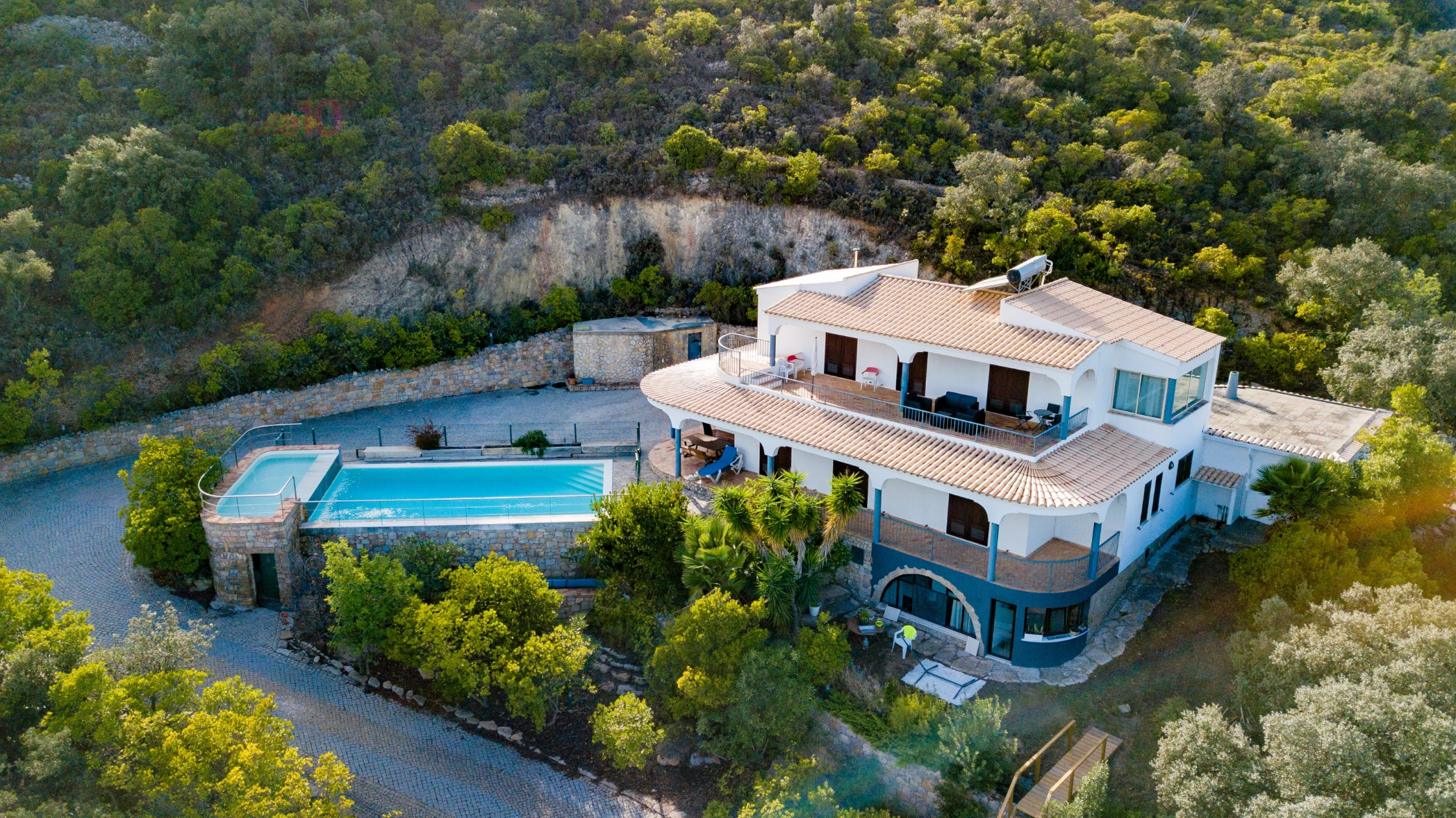 3 BEDROOM VILLA WITH THREE SUITES AND SWIMMING POOL, RESIDENTIAL ANNEX AND LARGE PLOT OF LAND - ESTOI, FARO