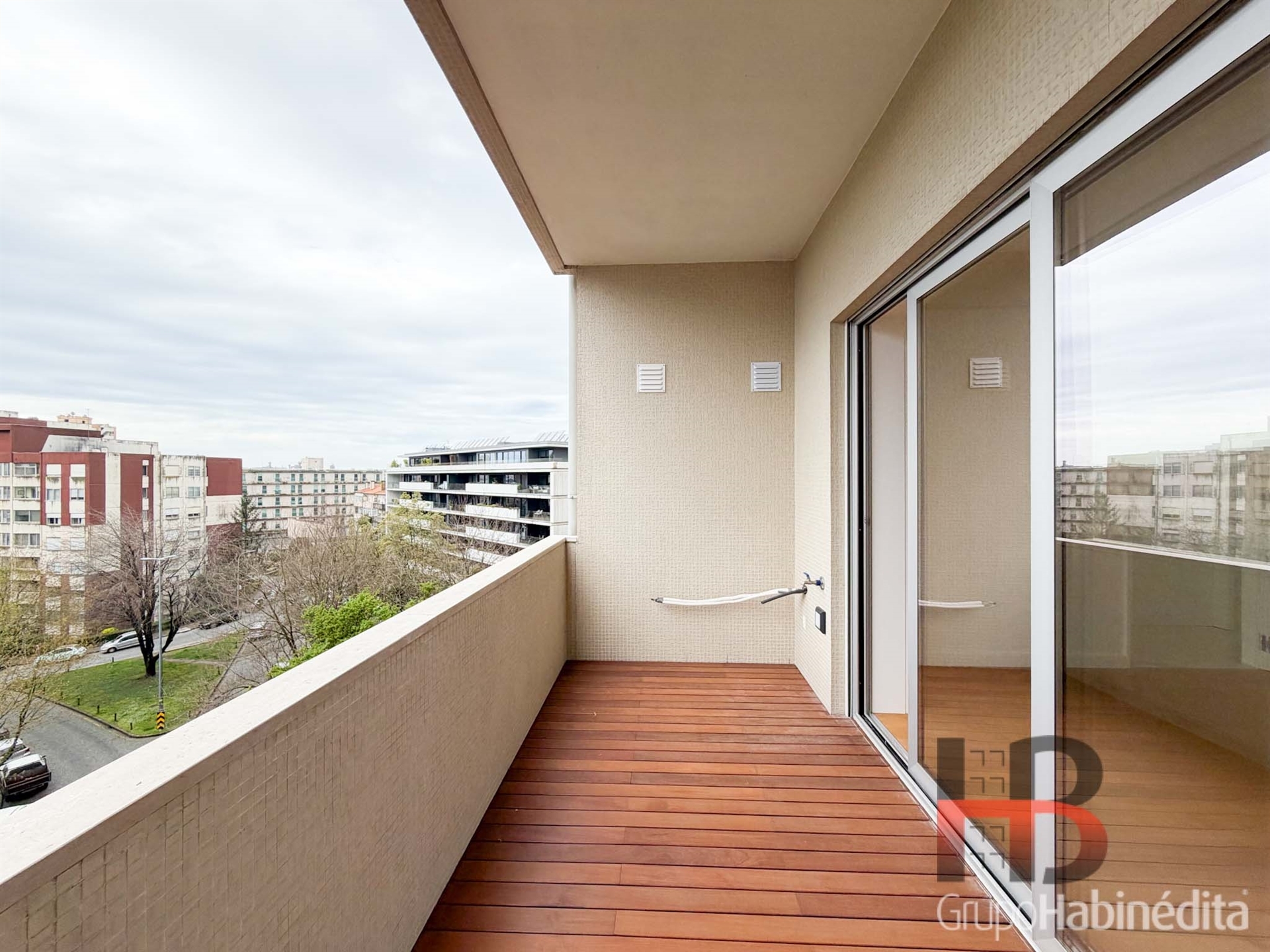 Apartamento T3 Renovado em Lordelo do Ouro, Porto