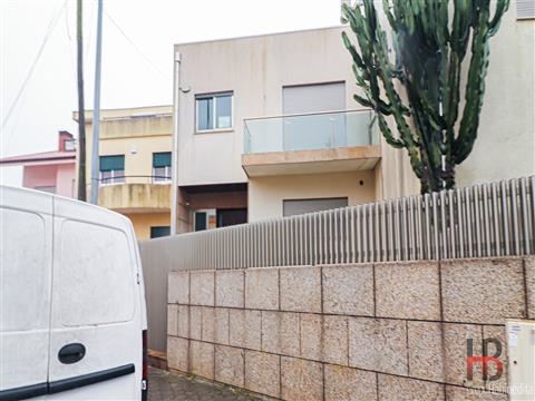 Luxuriöse Doppelhaushälfte T4 in Vila Nova de Gaia