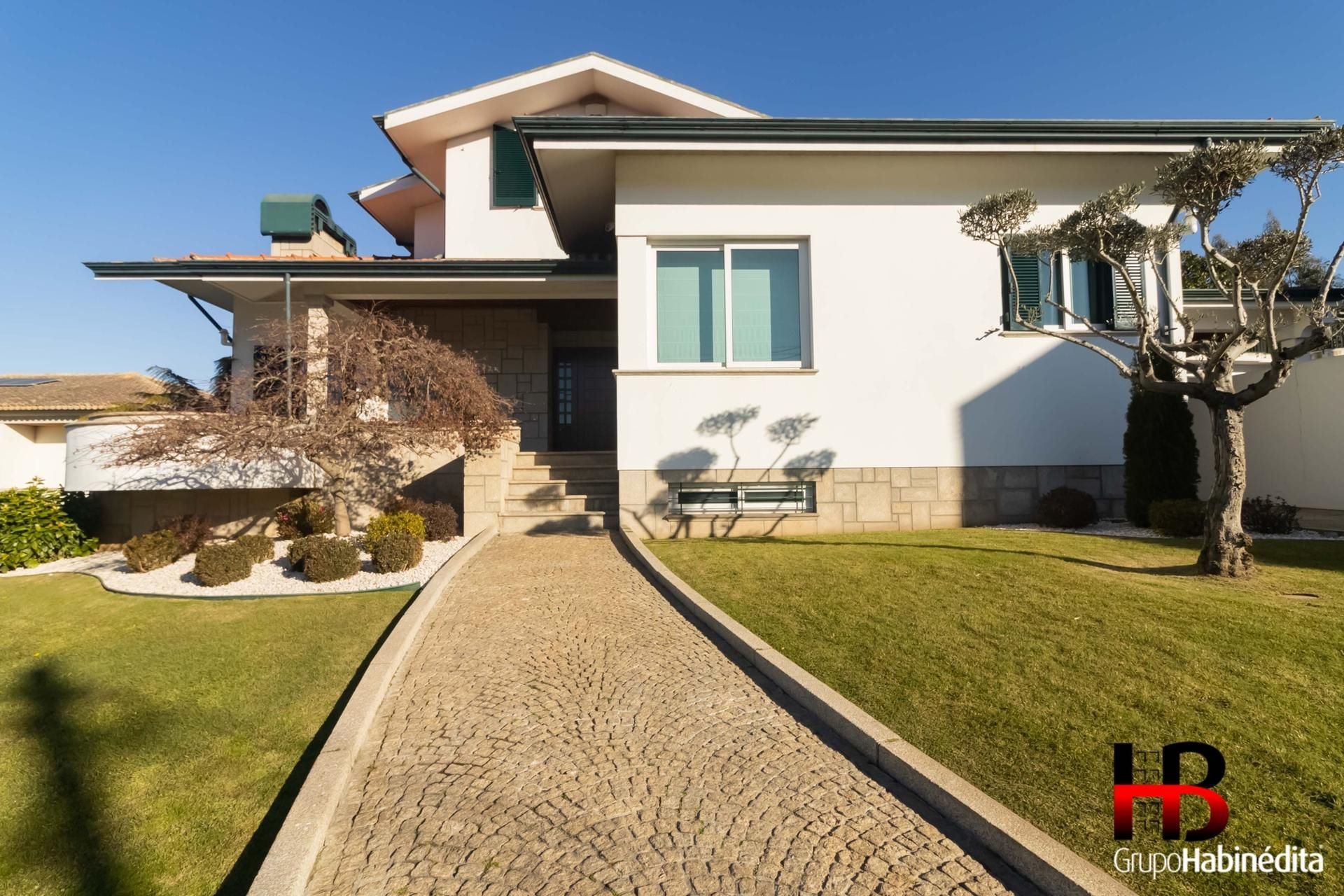 Luxury 4-Bedroom Villa with Saltwater Pool in Gondomar