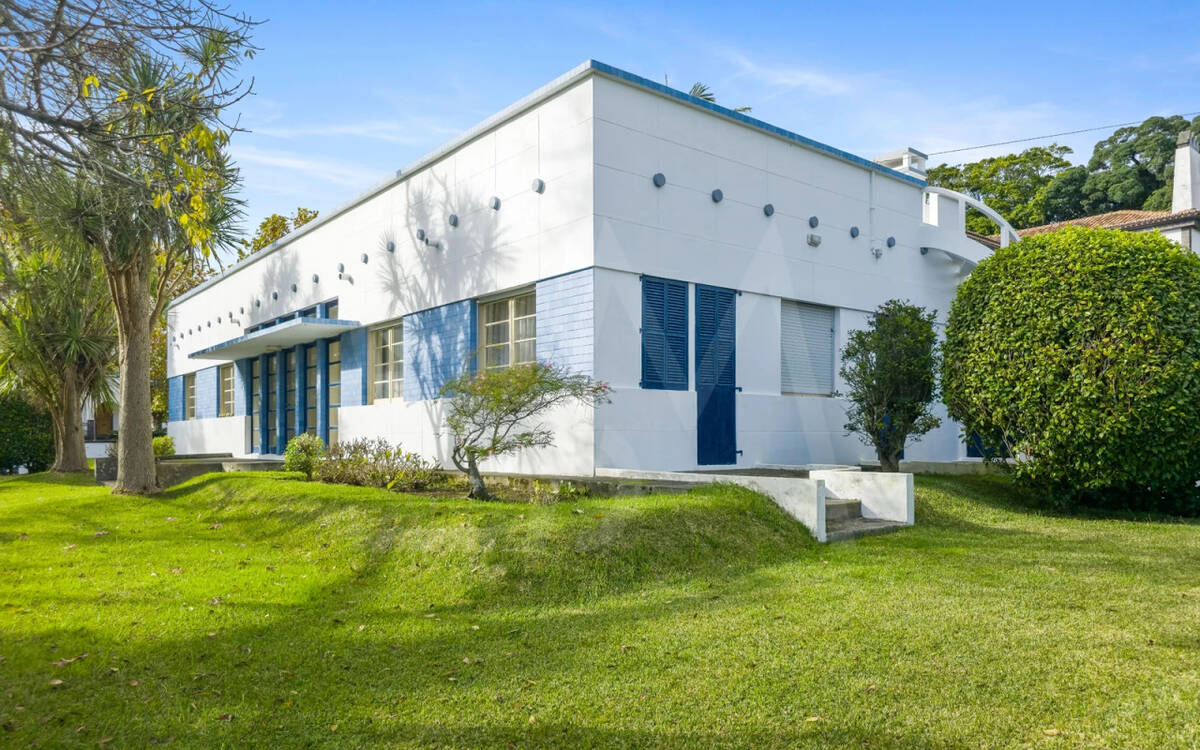 Chalet Modernista de 5 Dormitorios con Jardín de 2.620 m2 en centro de Ponta Delgada