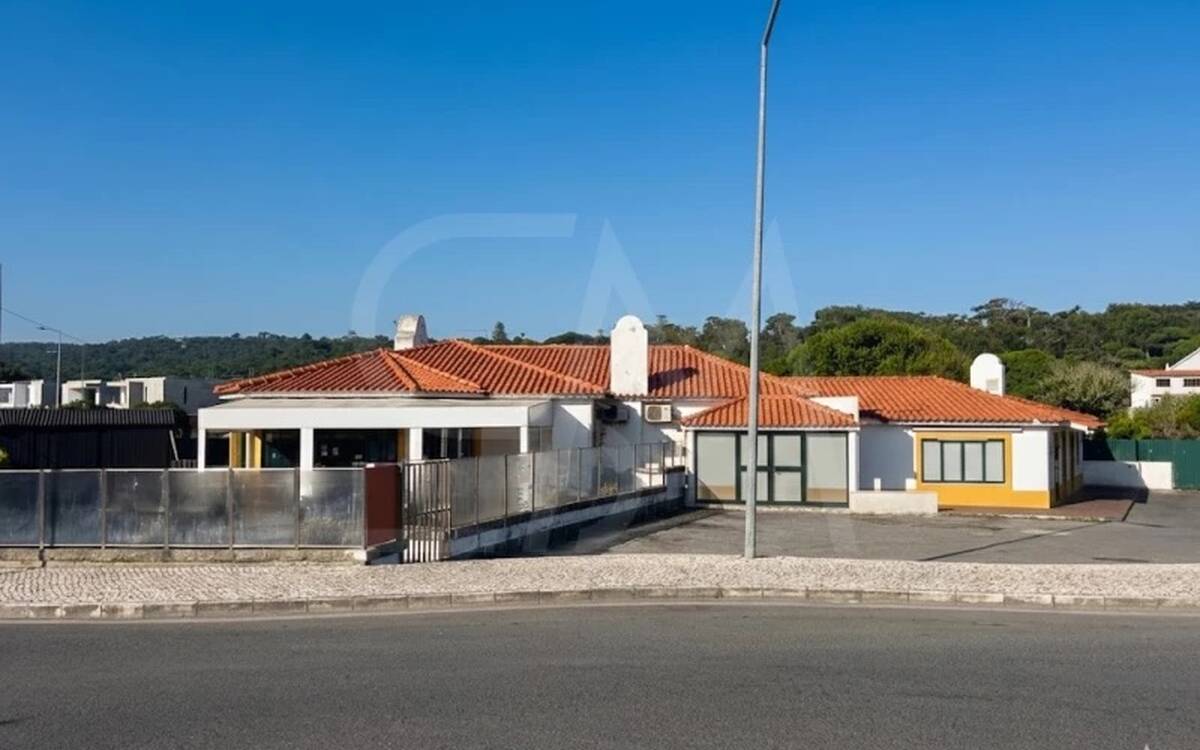 Edifício Comercial com Forte Visibilidade e Esplanada | Colares
