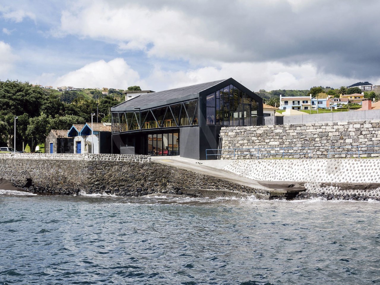 Espace Commercial Iconique à Faial – Vue Mer