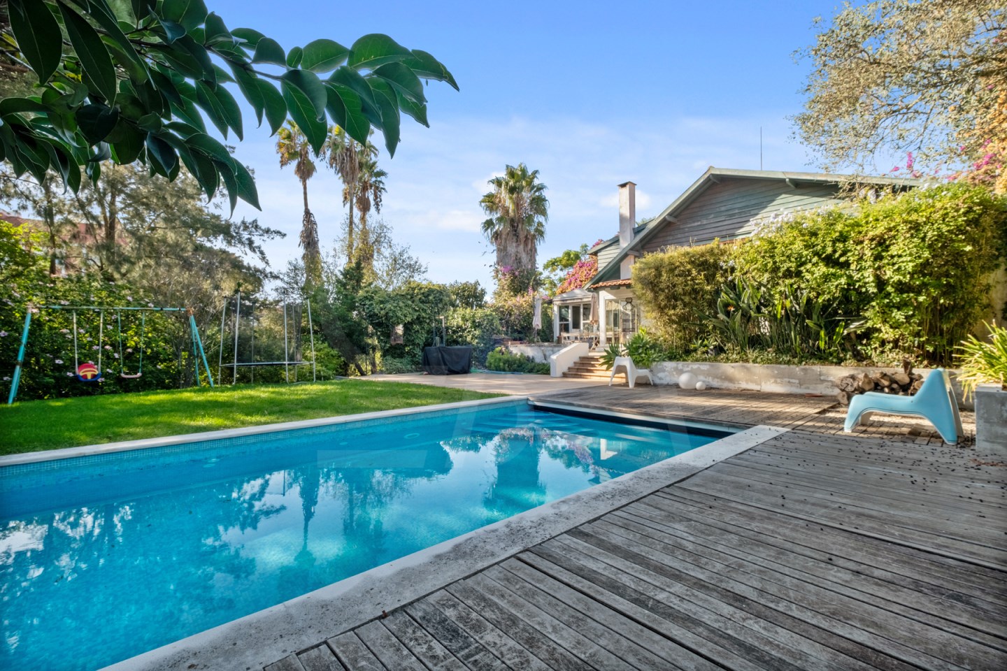 Charming 5-Bedroom House in Carcavelos with Pool