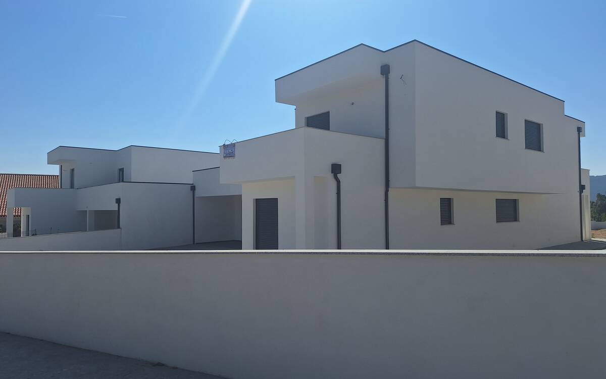 Modern 4-Bedroom Villa for Sale in Chaves