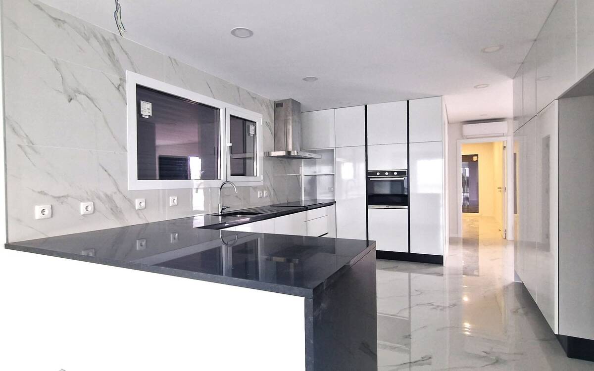 Modern 4-Bedroom Villa for Sale in Chaves